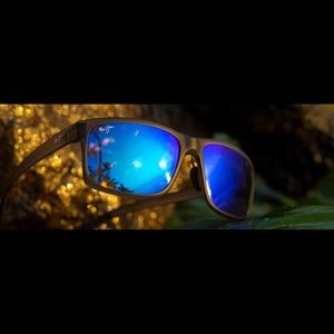 Brand new, Maui Jim Mens polarized sunglasses. Never worn. Still in packaging